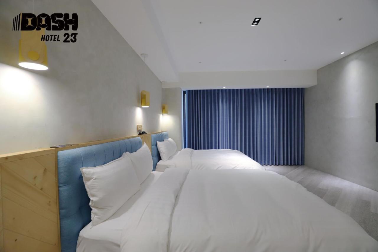 Dash 23 Hotel Tainan Extérieur photo