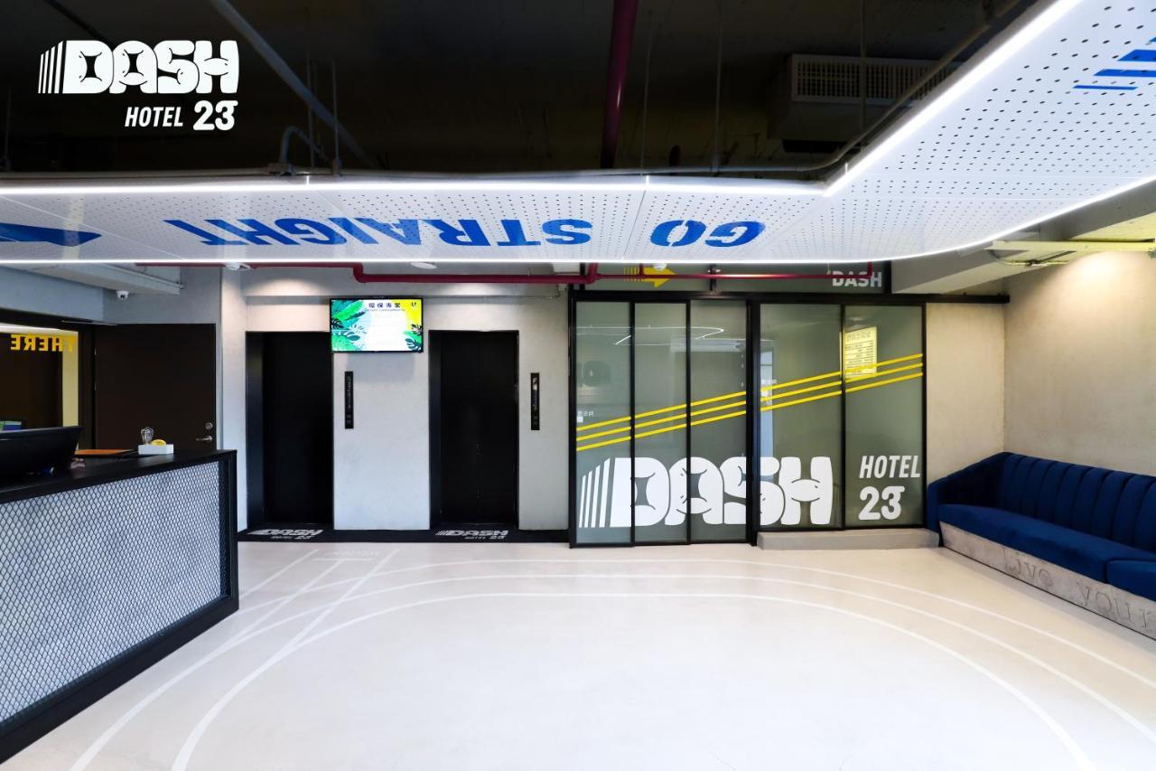 Dash 23 Hotel Tainan Extérieur photo