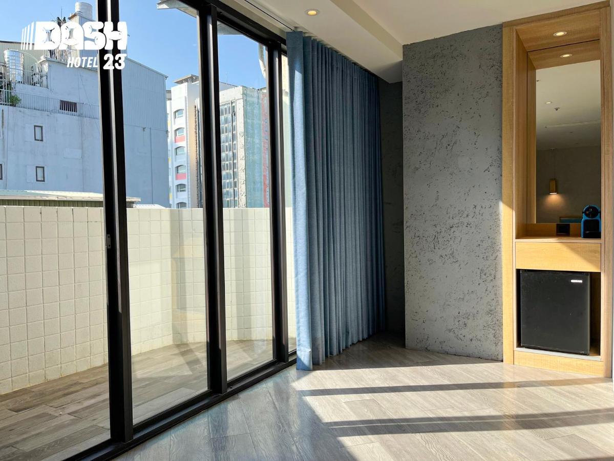 Dash 23 Hotel Tainan Extérieur photo
